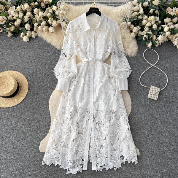 Vestidos casuais Autumn Fashion Runway White Lace Dress Women Women Lapeel Lantern Hollow Hollow Out Bordado de férias de festa longa elegante n1986