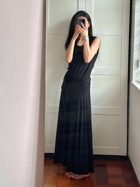 Lässige Kleider 2023 Sommer Frauen minimalistischer Stil Schwarz-Weiß-Zwei-Farben-High-End-Nischen-Design-Weste-Kleid im schwarzen und weißen Zwei-Farben