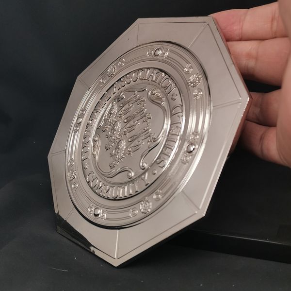 Dekorative Objekte Figuren Die Community Shield Trophy Die Vereinigung der Gemeinschaftsschild Trophäenpokal Metall Fußball Trophäe für Trophäensammler 230814