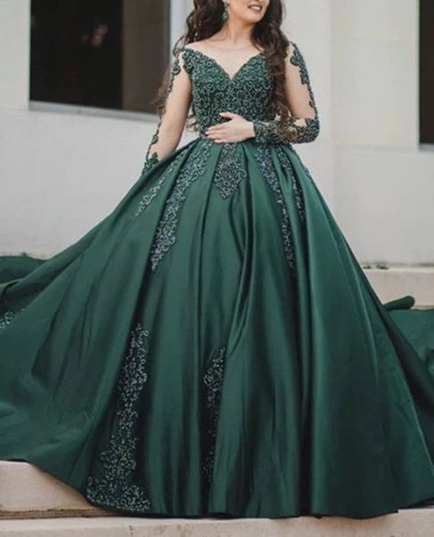 Dubai Emerald Grüne Spitze Abendkleider Deep v Hals Prinzessin lange Ärmel Applique Sheer Hals 2023 Saudi -Arabisch formelle Abschlussballkleider Gala