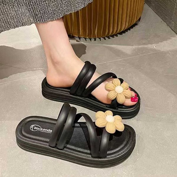 Женские сандалии-тапочки с цветами на тонких ремешках и толстой подошве. Женские пляжные тапочки