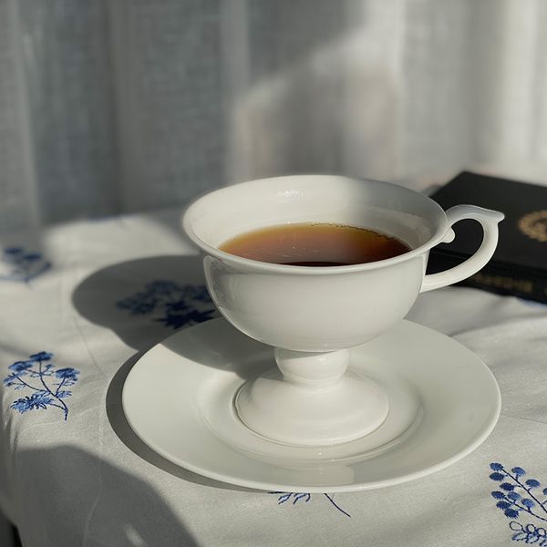 Becher Bone China Kaffeetasse handgefertigte Keramik -Goblet -Espresso -Tasse und Untertassen setzt den nordischen Stil kreativer purer weißer Nachmittagstee 230815