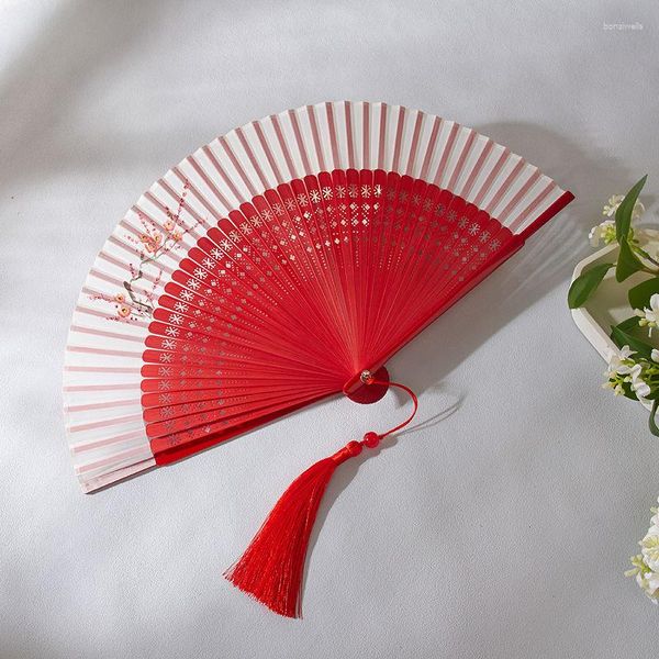 Dekorative Figuren chinesischer Stil Red Bambuslüfter 21 cm Seidenfaltung Sommer Einfacher farbhändiger handbemalter Pflaumenblütenventilatoren