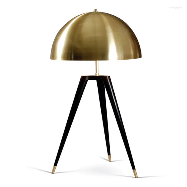 Lampade da pavimento Tavolo di bronzo per camera da letto Designer italiano Tripot scrivania Light Light Fashion Arc