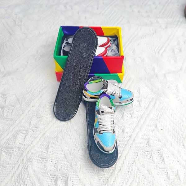 Skateboard di finger di giocattoli di Halloween con mini sneakers modellini di scarpe da skate per pattini per la festa di punta di novità per i giocattoli per ragazzi 230815