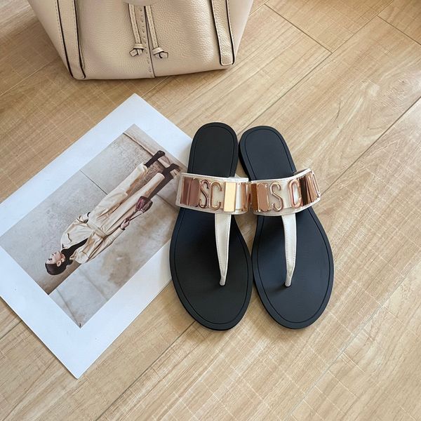 Mann Sommer Leder Flip Flops Mode Tanga Sandalen Designer Damen Schuh Luxus Mo Schino Slipper Metall Mark Logo Pantoffeln Schwarze Bodenrutschen Lady Pool Kissen Rutsche