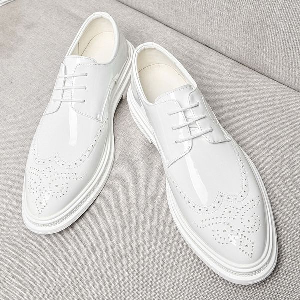 Vestido tênis de luxo masculino com brogue branco up panos de couro de patente mocálias casuais mocassins oxfords acionando festas de casamento 230814