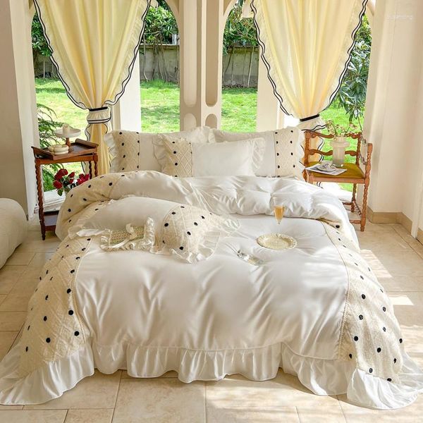 Yatak takımları beyaz pembe sarı Kore prenses tarzı 4pcs set dantel patchwork nakış fırfırları yorgan yatak tabakası yastık kılıfları