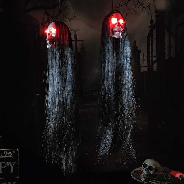 Itens de novidade Halloween Holding Ghost Skeleton Head com cabelos longos vermelhos piscando olhos de terror suporte para o jardim doméstico decoração de festa ao ar livre j230815