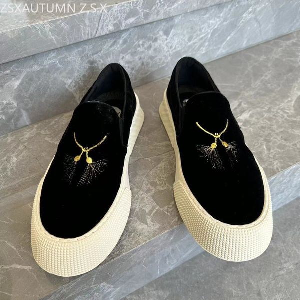 Обувь для обуви 2023 Весеннее повседневное мужское скольжение на роскошном тренде с плоским скейтеном черные мужчины Loafers Loafers Platform Emelcodery Canvas Fashion 230814