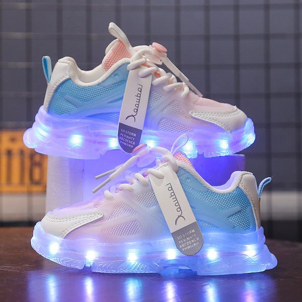 Sneakers Größe 25 36 Kinder Casual Shoes USB Ladegerät leuchtend LED Light Atmable Mesh für Kinder Jungen Mädchen Sport L230815