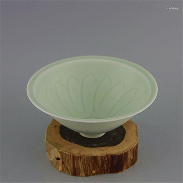 Dekorative Figuren chinesischer Stil Celadon Porzellan geschnitzte Blumen Design Bowl 6,10 Zoll