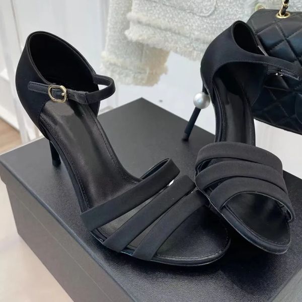Роскошные сандалии с жемчугом, дизайнерские женские атласные материалы, элегантный темперамент, черно-белые туфли с пряжкой одним словом, сексуальные туфли на высоком каблуке сзади