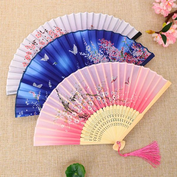 Смешайте цвет китайского стиля шелковые вентиляторы свадьбы с напечатанной цветочной бабочкой деревянная ручка для свадебных танцев с кисточками с кисточками