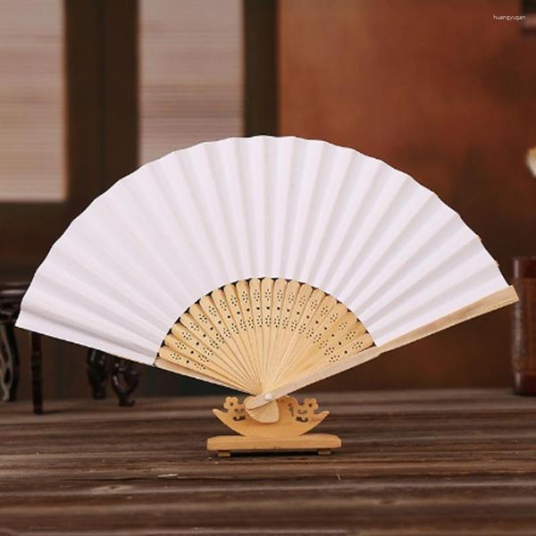 Estatuetas decorativas 10/15/20/30pcs White dobrável fã de papel portátil Fãs de bambu chineses Presentes de casamento para decoração de festa de aniversário da festa