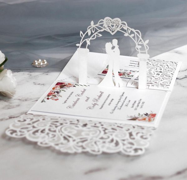 Begrüßungskarten 10pcs Europäische Laser-Schnitt Hochzeitseinladungskarte 3D Tri-Fold Lace Heart Elegante Grußkarten Hochzeitsfeier Gefälligkeiten Dekoration 230815
