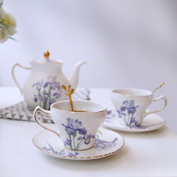 Tazze di iris stamping tazza di piattino in ceramica in ceramica europea tazza tazza per la casa elegante set da tè originale tazze da regalo per la colazione bere 230815