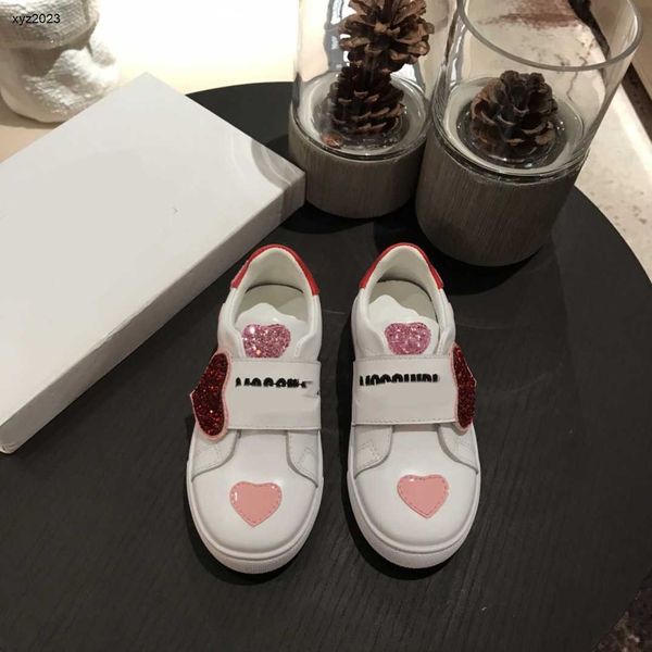 Stilista Scarpe per bambini Scarpe da ginnastica per bambini Decorazione con motivo a cuore con paillettes lucide Scarpe casual per bambini Taglia 26-35 Nuova scatola di elenco Confezione luglio 16