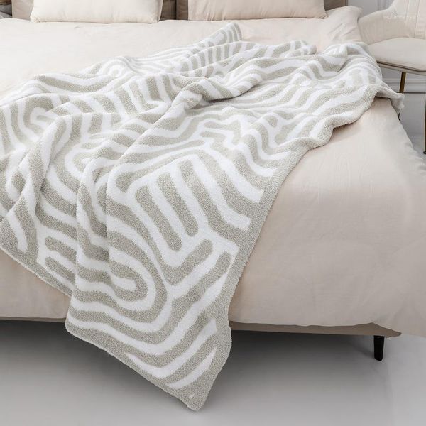 Одеяла Nordic Свежее полуобопочек плюшевые одеяло Утолщенное зимнее диван Крышка с носовой носовой платкой Небольшое стеганое одеяло на кровать