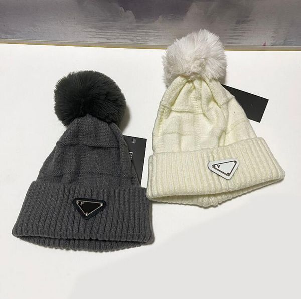 Tasarımcı Marka Mektubu Üçgen Mark Beanie Ünlü Stiller Tasarım Sonbahar Kış Dış Mekan Tut Sıcak Şapka Kaşmir Örme Şapkalar Pompom Moda Aksesuar