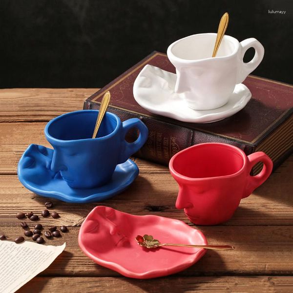 Fincan tabakları 260ml retro seramik insan yüz kupa soyut sanat kahve fincanı tabak kaşığı ile set komik dekoratif içecek eşyası çift hediyesi