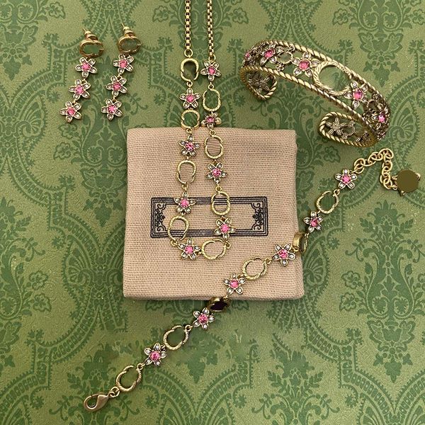 Marke Vintage Schmuck Set mittelalterlich wunderschöne Kupferblume Pink Diamond Armband Halskette Armreifen Ohrringe Luxus komplettes Partyschmuck Set