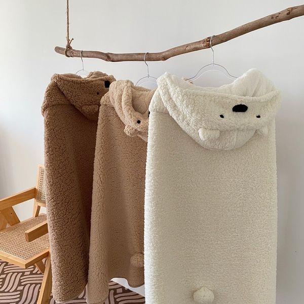 Cobertores outono de inverno Cobertoras de lã de coral vestível Shawl Cabo com manto de cobertor fofo manta de garotas de presente de cartoon urso decoração de urso 230816