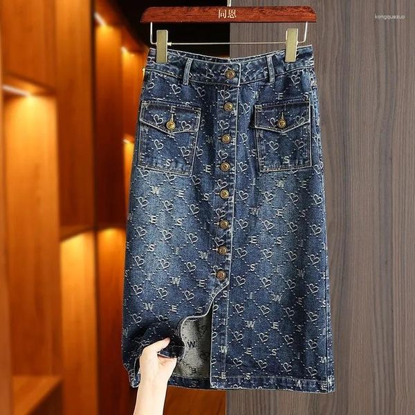 Saias da primavera Love Jacquard Denim Skirt Women Autumn 2023 Casual Slim Split nádega com bolsos femininos longos