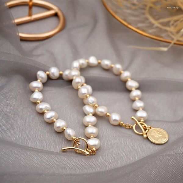 Braccialetto perle per alrone bianco barocco in oro in oro.