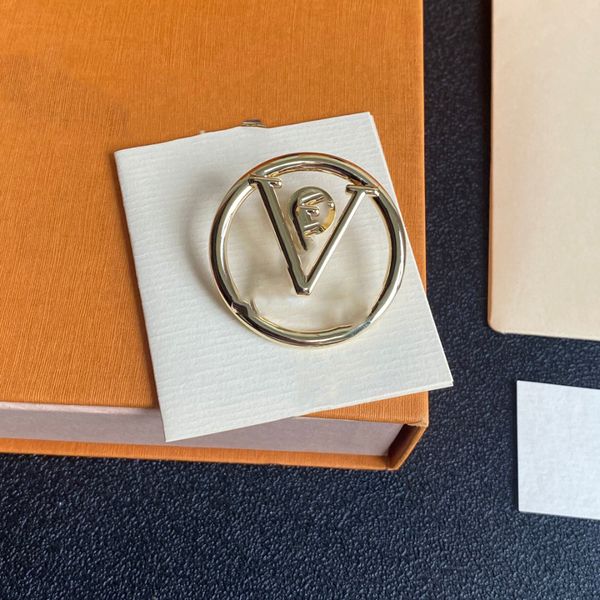 Mode Marke Designer Briefe Broschen 18K Gold plattiert Kupfer Brosche Vintage Anzug Pin Schmuck Accessorie Hochzeitsfeier Geschenk