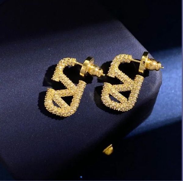 Europe America Stud Fashion New Style Servings Designer Women Stud Stud Luxury Gold Double V Letter Jewelry Classic