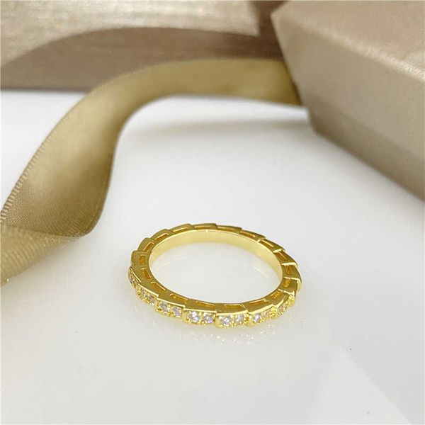 Moda bvlgr mücevher marka tasarımcısı kadın aksesuarları tam elmas yılan kemik yüzüğü 18k gül altın elastik şekilli işaret parmağı açık ışık lüks