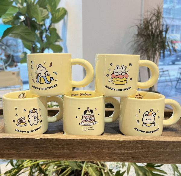 L'ultima tazza da caffè felice di compleanno da 11 once che produce una tazza in ceramica giallo latte, molte scelte di stile, supporta la personalizzazione di qualsiasi logo
