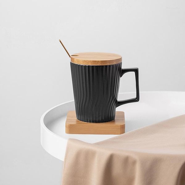 Tazze di tazza di caffè in ceramica con cucchiaio di coperchio Creative Vertical Pattern Tag per uomini e donne Capacità di acqua in porcellana di porcellana 400 ml