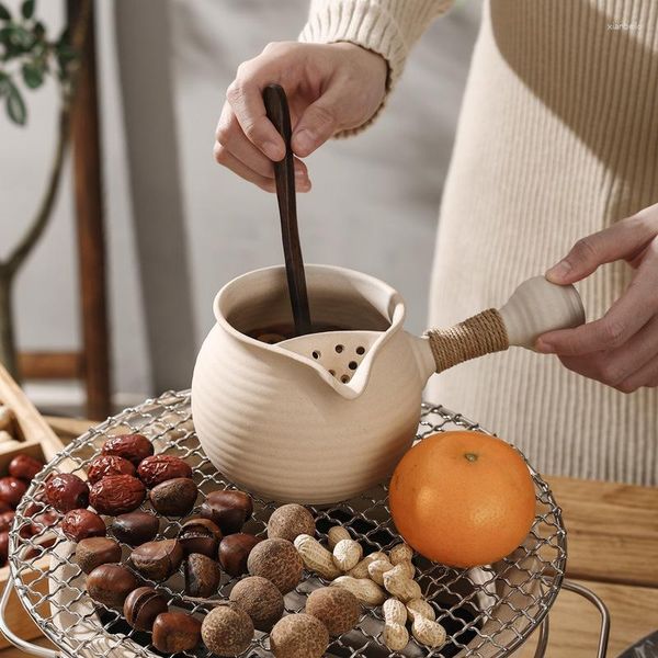 Copos de vinho fogão a fogão fervendo panela de carvão para fogo de fogo queima de queima de fogo