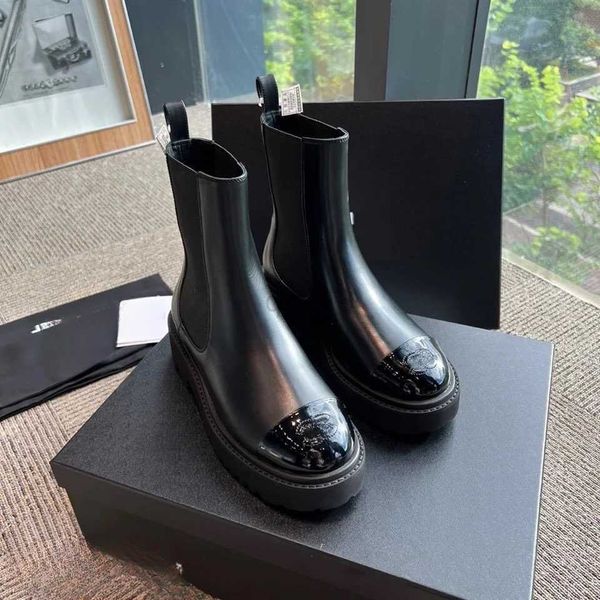 Botlar Deri Chelsea Botlar Platform Slip-On Yuvarlak Düz Pamuk tıknaz Yarım Boot Lüks Tasarımcı Kadınlar İçin Yüksek Üst Ayakkabı Kalın Topuklu Şövalye Botları Üstün K-