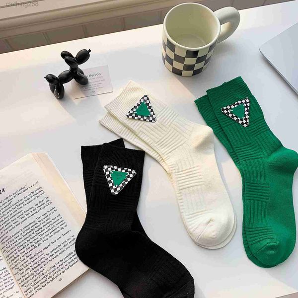 2022 Frühlings-/Sommer -Schwarz -Weiß -Buchstaben Frauen mit mittleren Länge Socken Ins Tidal Dreieck einfache College -Stil reine Baumwollgrüns Socken