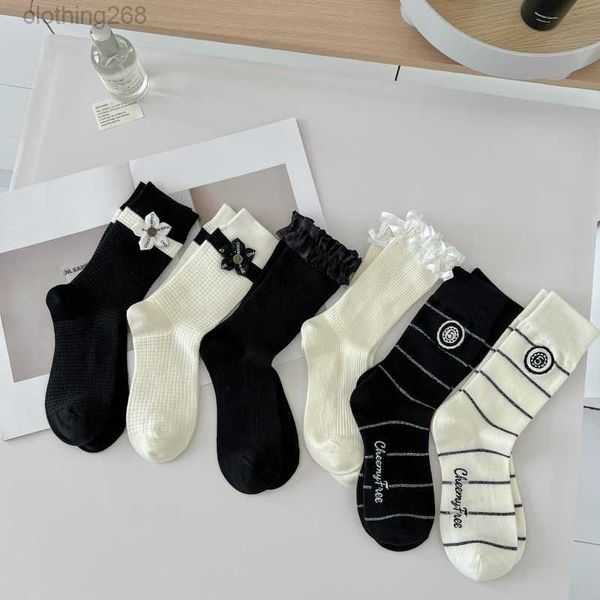 Schwarze und weiße Socken Frauen mittelgroße Socken dünne Lederschuhe modische Spitzensocken weiße Prinzessin Socken vielseitige und trendige Frauensocken