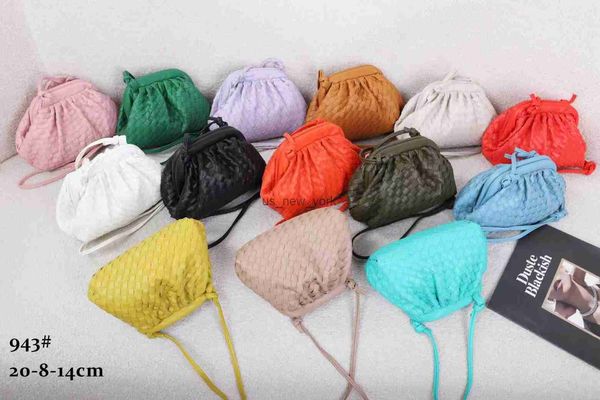 Hobo Großhandel Mini Hobos gewebtes Muster Einzelumhängetasche für Frauen Süßigkeiten Farbe süße Wolkenform PU Leder Crossbody Messenger Bag HKD230817