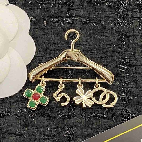 Designer Designer Spilla Girl Girl Banching Forma Gioielli Spedizione gratuita Floom Flower Digital Pendant Pins #Includute Box