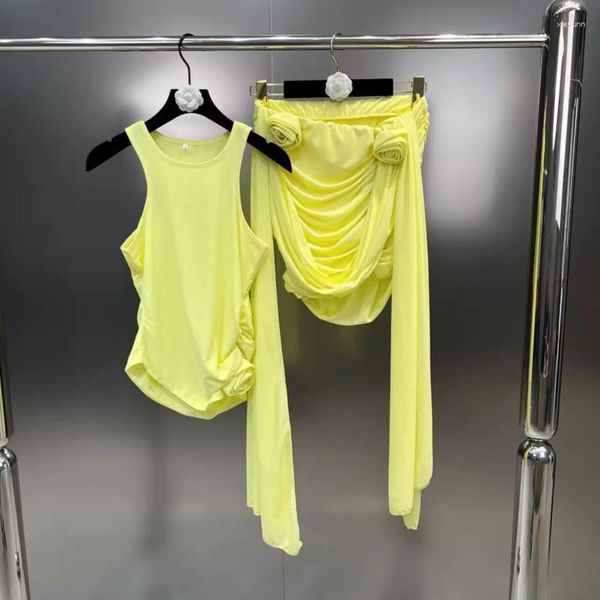 Vestidos de trabalho amarelo irregular de duas peças Saias plissadas de plissados ​​2023 verão 3d flor sem mangas rochas e camisetas de saia combinando