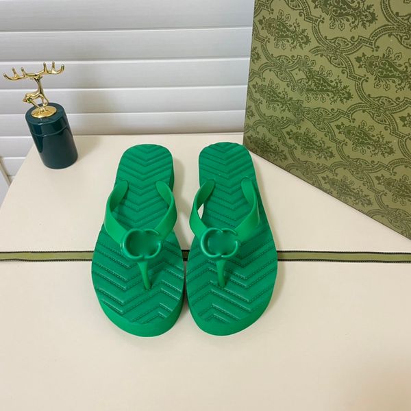 Yaz moda lüks tasarımcı bayanlar kadın flip floplar basit terlik sandaletler moccasin topuklu düz topuklu gündelik ayakkabılar fabrika ayakkabı boyutu 35-42