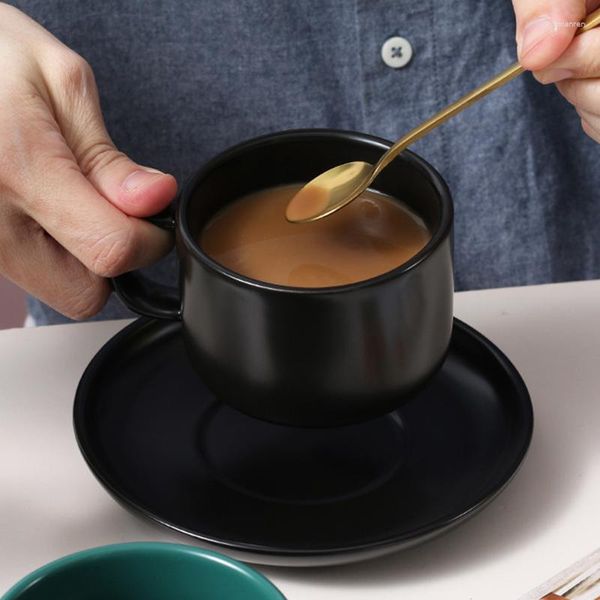 Tazze di piattini madici opachi di lusso caffetteria caffetteria latte tè condensato caffè tazza di piattino in ceramica con cucchiaio set di cucchiai in questo regalo creativo