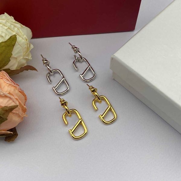 Brincos de moda feminino de luxo Designer Hollow Letter Stud Ring Ring Pinging Top E no engajamento de qualidade para Lady Wholesale