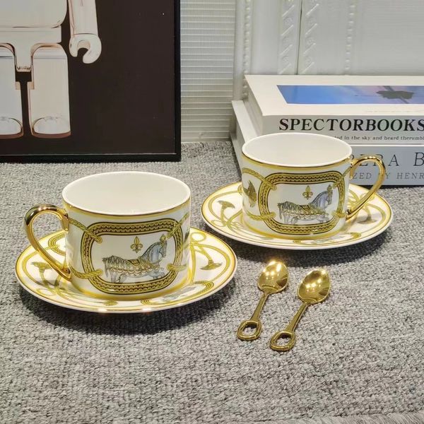 Canecas 2 PCs Defina xícaras de chá de luxo e pires fino China China Coffee Golden Handle Royal Porcelain Party Set Espresso 230817