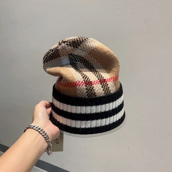 Novo chapéu de lã de outono e inverno feito de material de algodão puro para calor e resistência a frio adequado para usar no inverno do outono da primavera