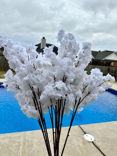 Fiori decorativi 100 pezzi 140 cime artificiali fiori di ciliegio arco di nozze decorate di seta di fiori finta idrangea ramo bianco decorazioni per la casa