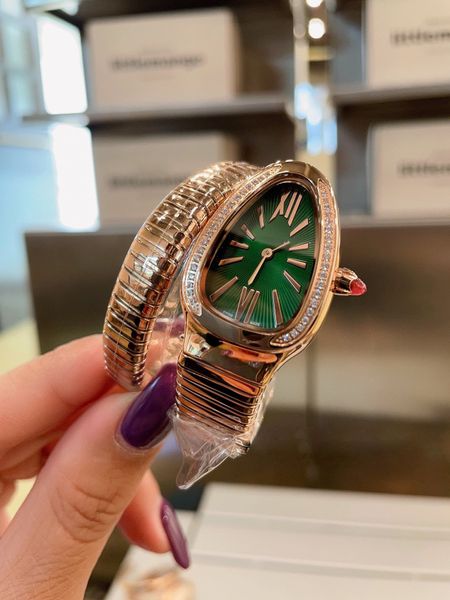 Women's Watch apresenta um único e personalizado a corrente de relógio de escala de cobra hexagonal é combinada com um movimento dobrável de quartzo e pedra verde de pavão natural