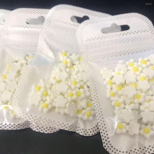 Tırnak Sanat Dekorasyonları 50 PCS/Bag Rhinestones Beyaz Çiçekler Zarif Stil Reçine 3D Taşlar 7.5cm Takılar