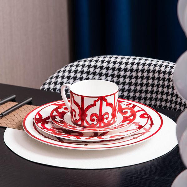 Canecas 4pcsset osso de alto grade China Chinesa Coffee de café vermelho xícaras de chá de cerâmica e pires Decoração de porcelana Decoração de luxo Caixa de luxo 230818